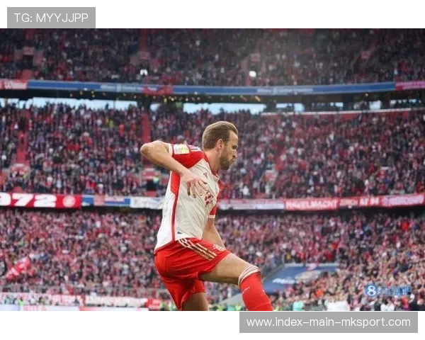 凯恩德甲赛场接穆西亚拉传中，门前包抄垫射完成梅开二度