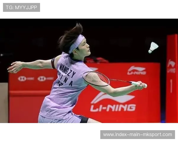 羽毛球发球落地直线爆点，突破你的竞技极限！